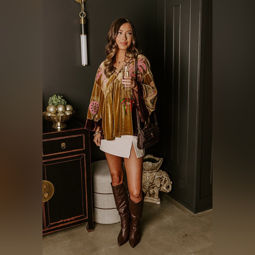 NWT Easel Southwestern Embroidered Two-Toned Saffron Velour V Neck Tunic